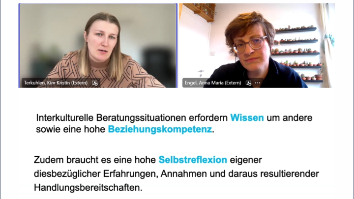 Zwei Frauen tauschen sich in einer Online-Talkrunde aus.